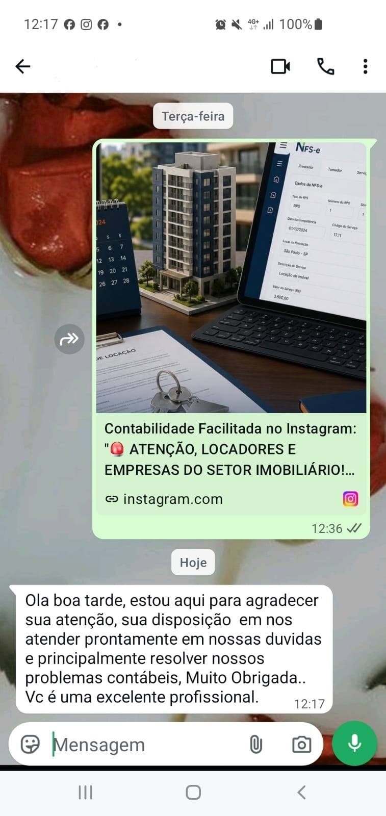 Análise de documentos fiscais com calculadora e laptop